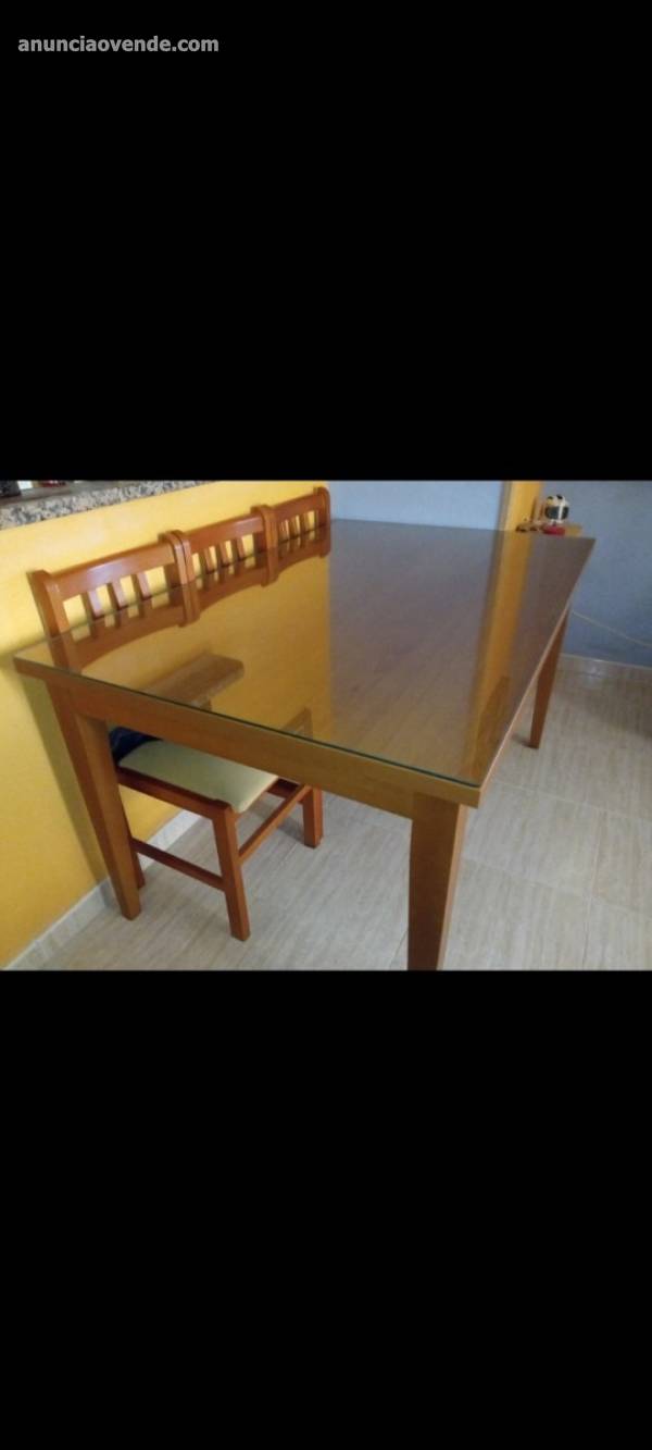 Mesa de madera con seis sillas