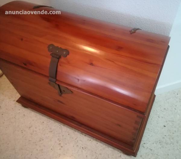 Baúl de madera color miel 