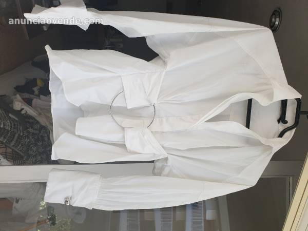 Camisa blanca con cinturon 10 €