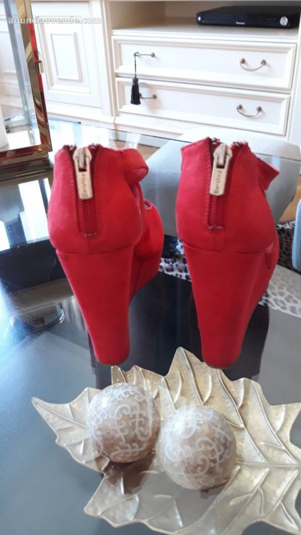 Zapatos rojos marca Bershka  3