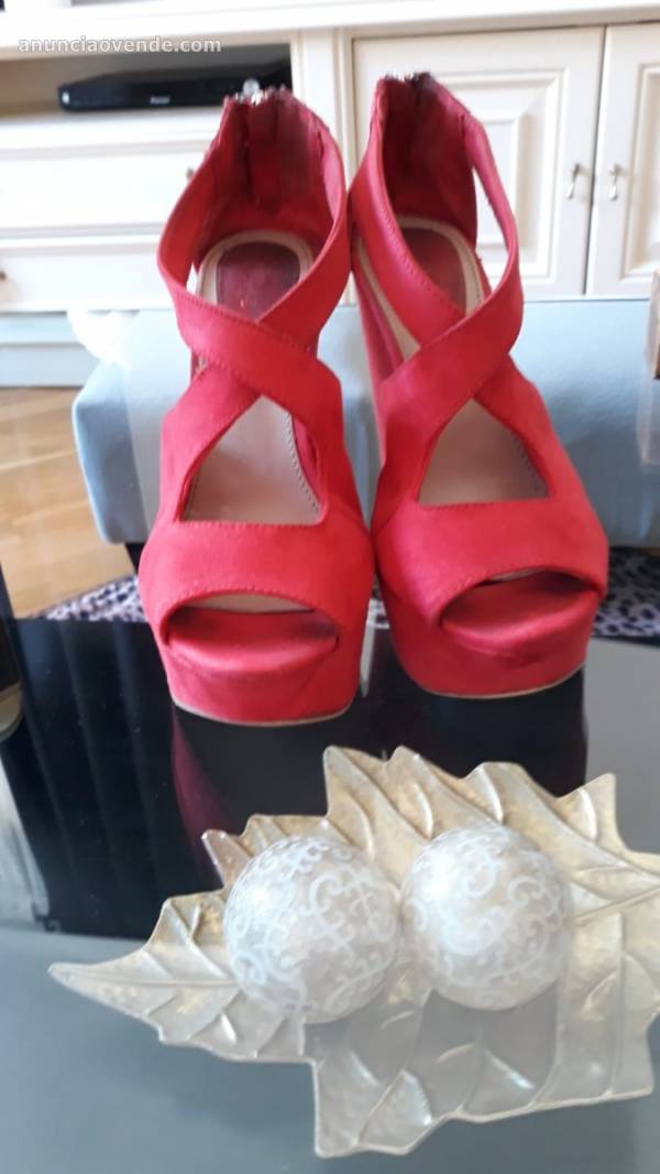 Zapatos rojos marca Bershka 