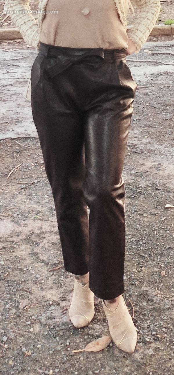 Pantalón polipiel marrón con lazo 5