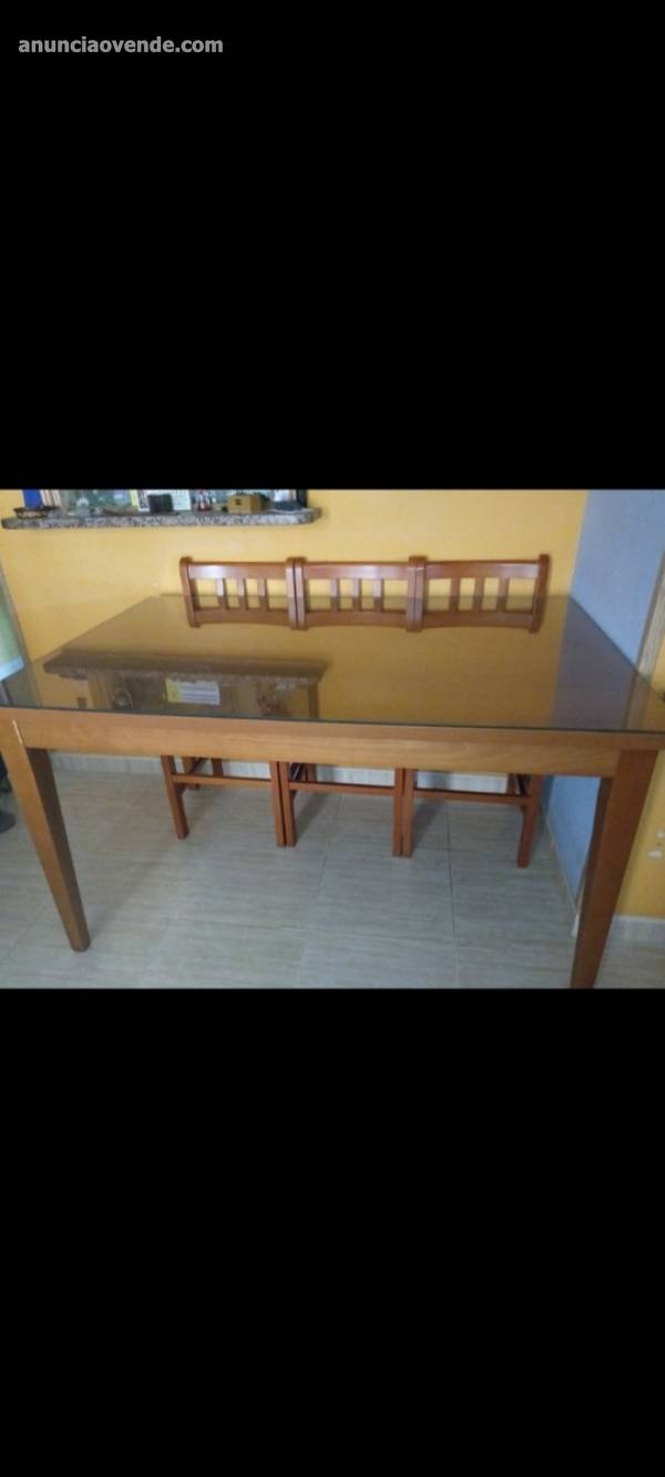 Mesa de madera con seis sillas 3